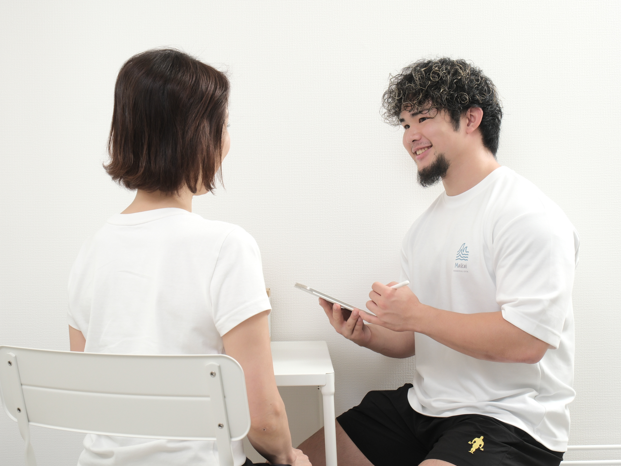 Maikaiパーソナルジム栄村トレーナのカウンセリング風景