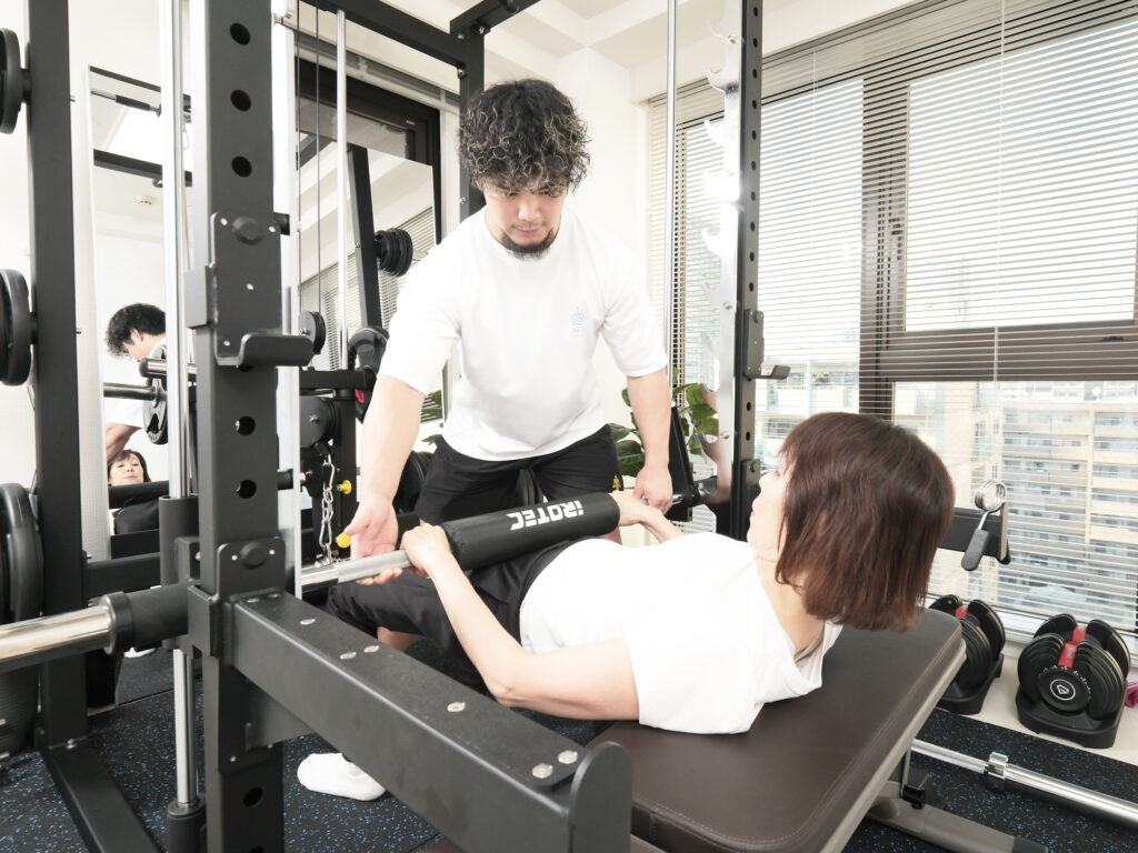 Maikaiパーソナルジム栄村トレーナのトレーニング風景