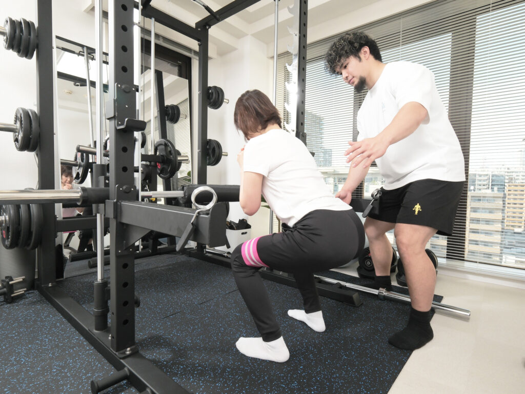 Maikaiパーソナルジム谷町六丁目店でトレーニングをする様子